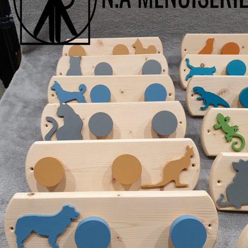 Porte manteau mural deux patères et une silhouette